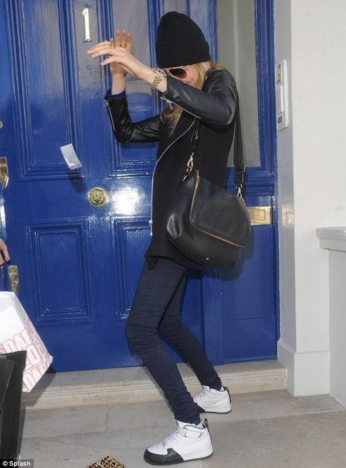  - Cara Delevingne   (4 )  